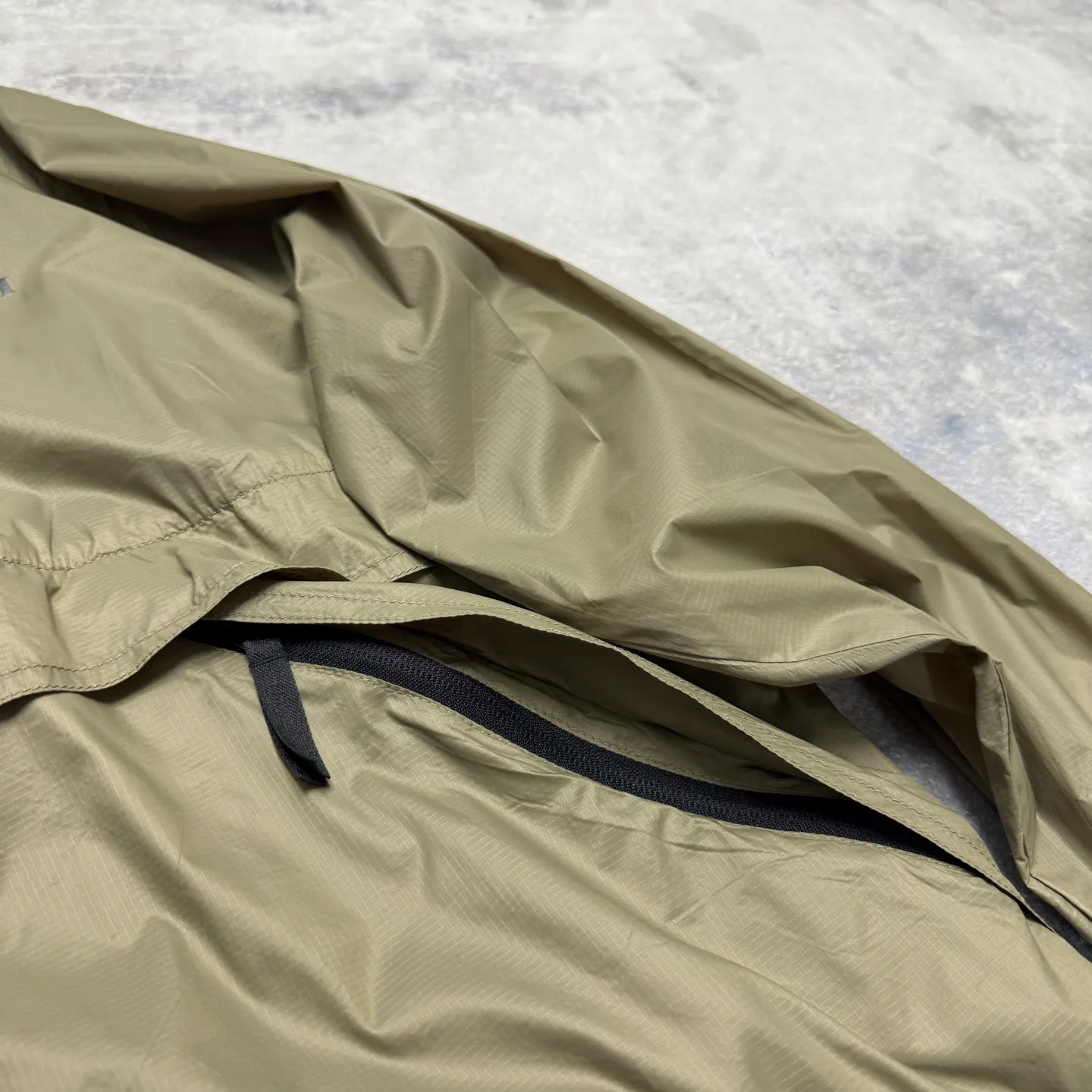 COACH solid color hooded lightweight outdoor men's jacket is a super lightweight sun protection jacket. The whole piece of clothing only weighs 3 grams. The upper body is as thin as a cicada's wings. The entire fabric is soft and has excellent skin fit. The upper body has a cool feeling, so even in the hot summer, it will not feel sticky or uncomfortable. The trading company ships the cabinets from the same fabric. There are only a few hundred pieces in this batch, so they are high quality. The fabric is a dark plaid fabric with a dark luster and texture. With a certain water-repellent design, it can well meet the needs of various scenes, whether commuting or outdoors. The zipper with Koujia letters is very smooth no matter how you pull it. The three-dimensional cut and split version makes the upper body very energetic, and the back is a separate version, which can better wick away sweat and ventilate. The Khaki color is casual Versatile, no matter how you wear it, you can't go wrong. The shopkeeper keeps the money for himself, no more misses. Absolutely good stuff! 🤗🤗🤗 Color: Khaki Size: M-XXL Size M: Length 69CM, bust 124CM, shoulder sleeves 79CM (reference weight: 115-135 catties) L size: length 71CM, bust 128CM, shoulder sleeves 81CM (reference weight: 135-150 catties) XL size: length 73CM, bust 132CM Shoulder sleeves 83CM (reference weight: 150-165 catties) XXL size: length 75CM, bust 136CM shoulder sleeves 85CM (reference weight: 165-180 catties)